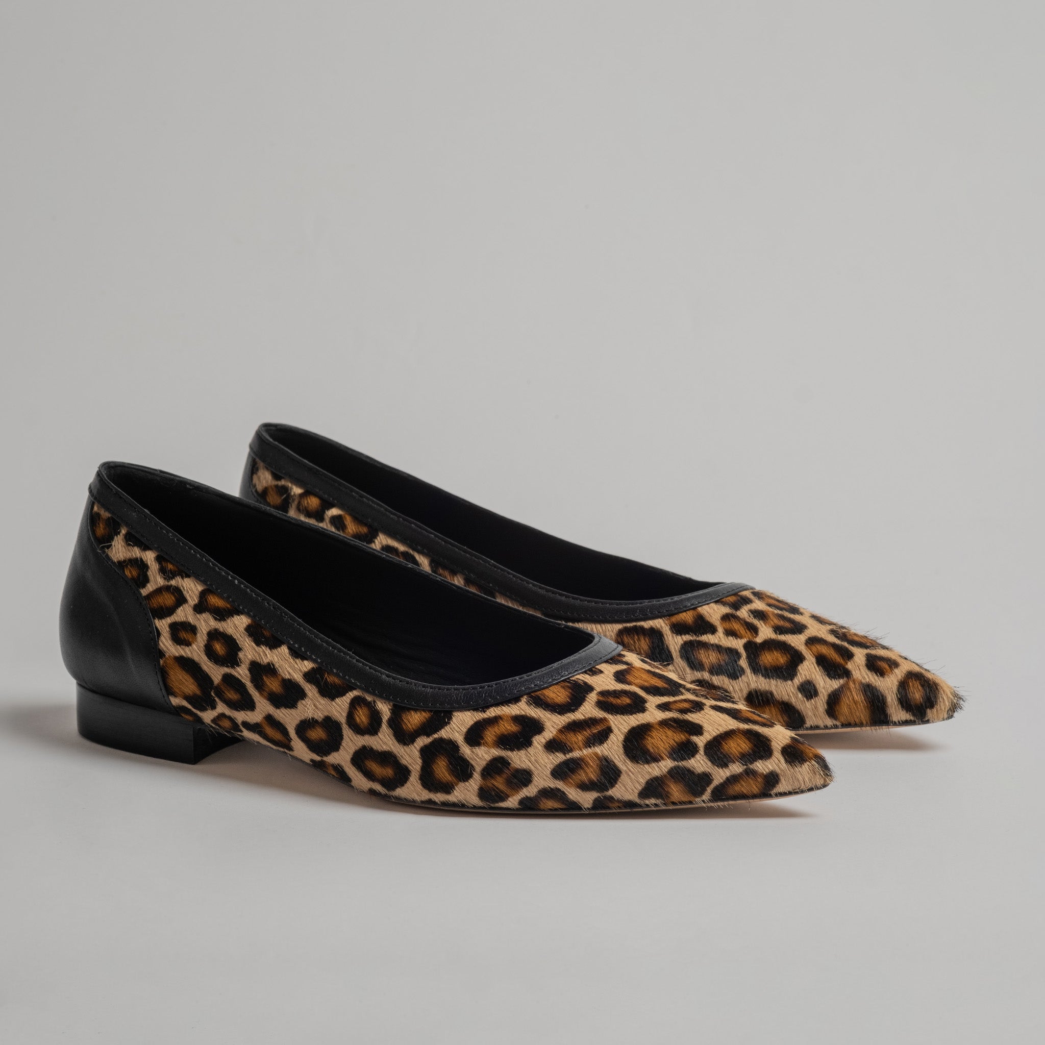 #colore_Cavallino maculato vera pelle e nappa nera