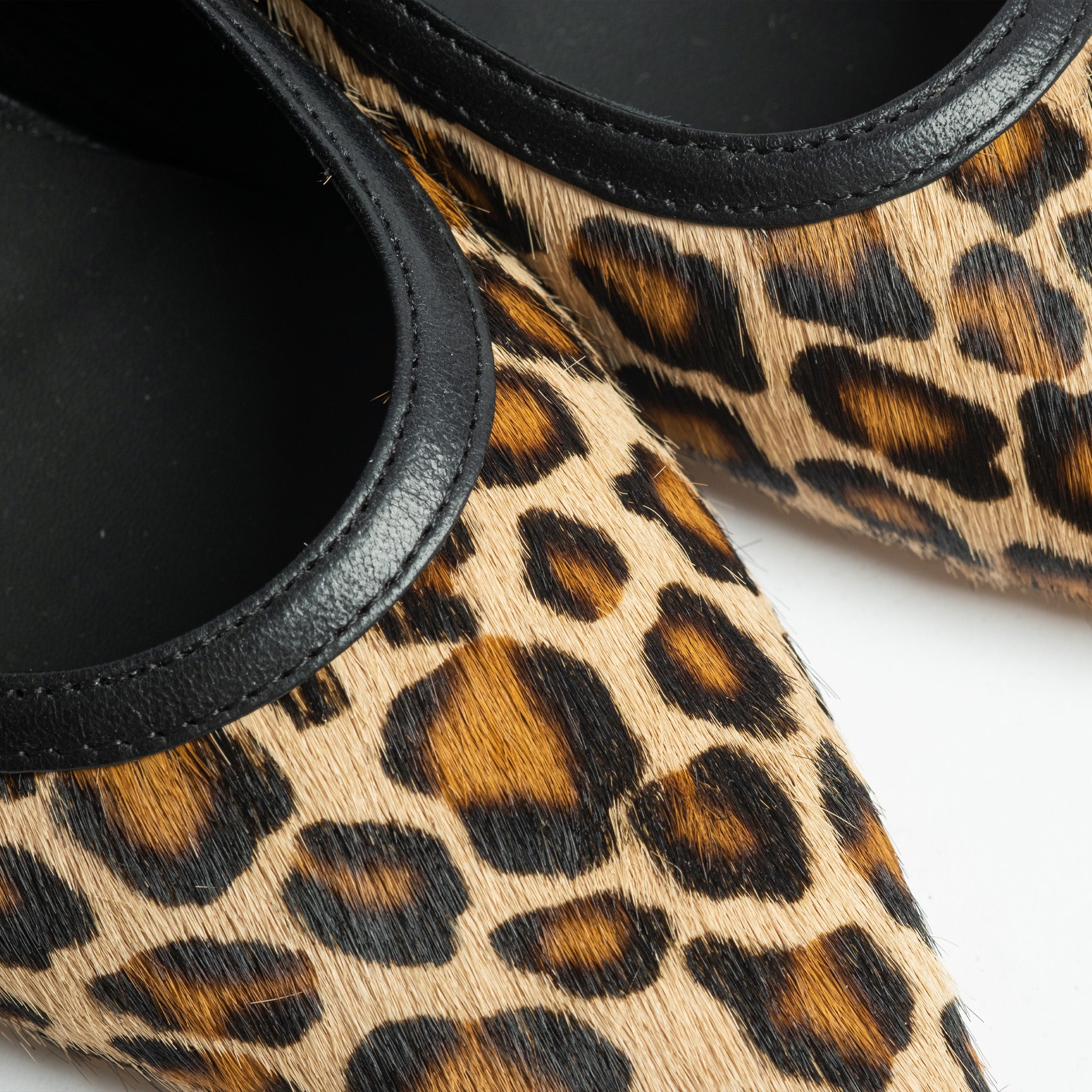 #colore_Cavallino maculato vera pelle e nappa nera